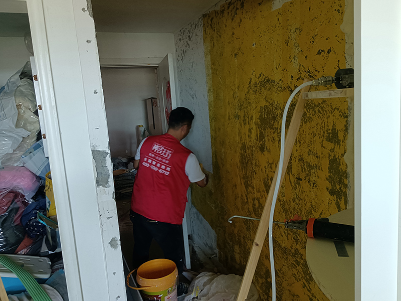 2022年室內(nèi)裝修墻面用什么好？乳膠漆和壁紙哪個更便宜環(huán)保？(圖2)