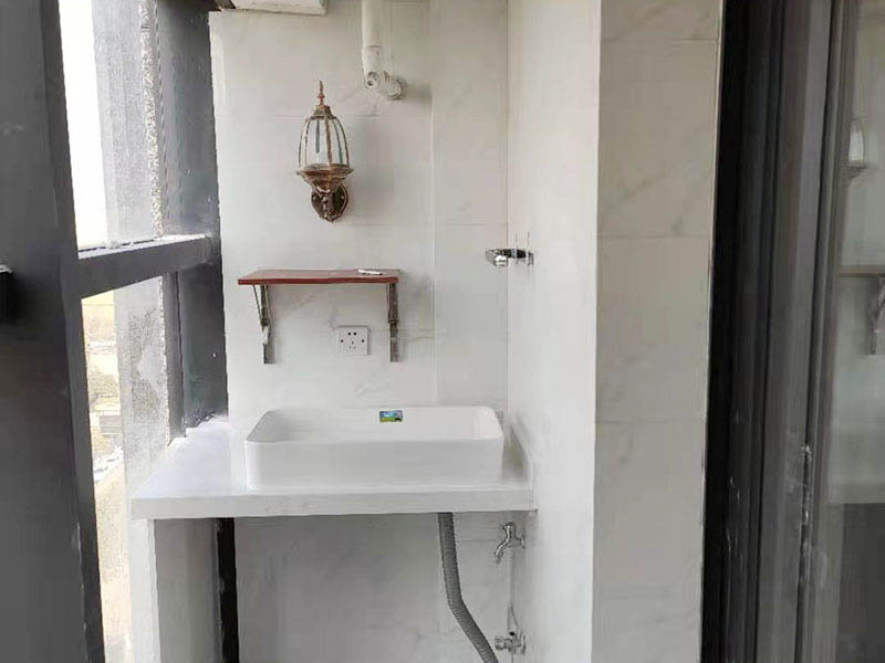 陽臺裝修翻新要不要選擇貼瓷磚？(圖1)