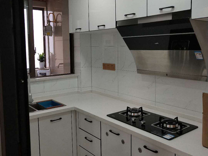 櫥柜定制和瓷磚打的哪個好(圖1) 櫥柜定制和瓷磚打的哪個好(圖1)